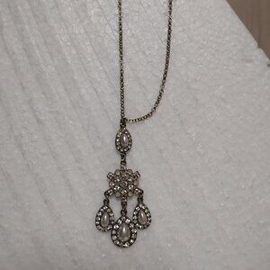 SILVER RHINESTONE/FAUX PEARL NECKLACE W/MATCHING EARRINGS